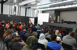Medalhista olímpico Edson Luciano palestra no Escolas na Acic