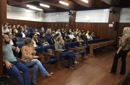 Acadêmicos assistem palestra sobre planejamento financeiro