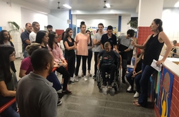No primeiro dia de aula, alunos realizam atividade prática no hall da Esucri
