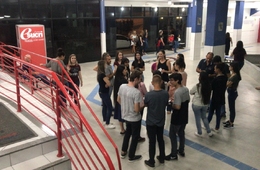 No primeiro dia de aula, alunos realizam atividade prática no hall da Esucri