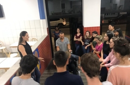 No primeiro dia de aula, alunos realizam atividade prática no hall da Esucri