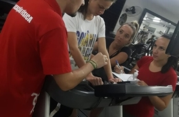 Acadêmicos de Educação Física realizam aula prática