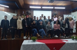 Profissionais e estudantes de Educação Física da Esucri trocam experiências durante mesa redonda 