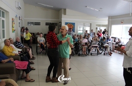 Acadêmicos levam dança e alegria ao Asilo São Vicente de Paulo