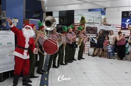Banda do Papai Noel encanta acadêmicos e colaboradores