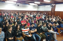 Acadêmicos de Educação Física assistem palestra sobre Atividade Física e Lesão