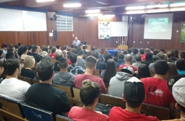 Acadêmicos de Educação Física assistem palestra sobre Atividade Física e Lesão